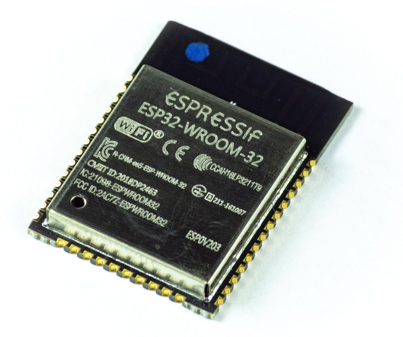 Módulo ESP32-WROOM-32 visto de cerca, con su apantallamiento metálico